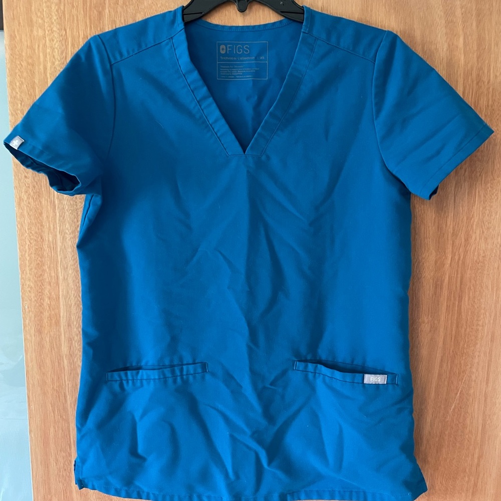 Blue figs Casma 3 pocket scrub top